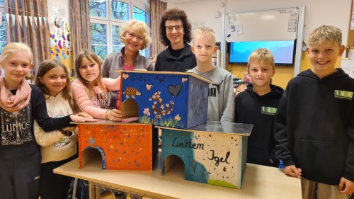 Igelprojekt Linden Grundschule Klasse 4d vierte von links Beate Kreutzer daneben Kerstin Schabelon vom Förderverein der Schule c Stadt Velten Stefanie Steinicke Kreutzer